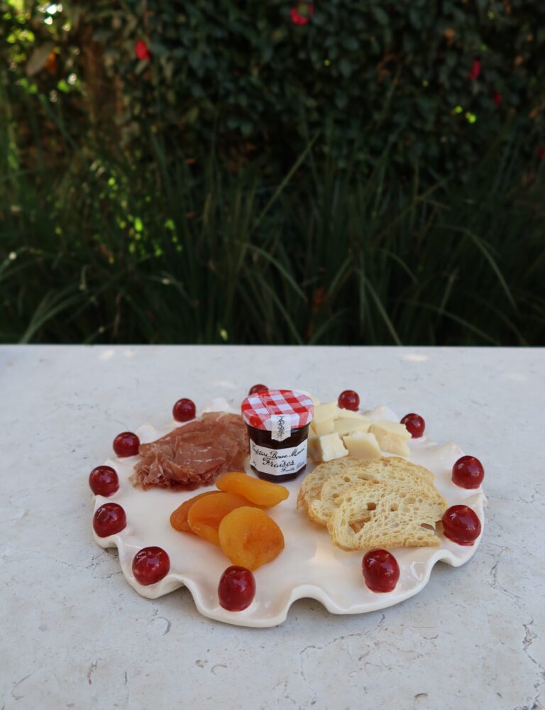 Travessa Ruffled | Cru & vermelho