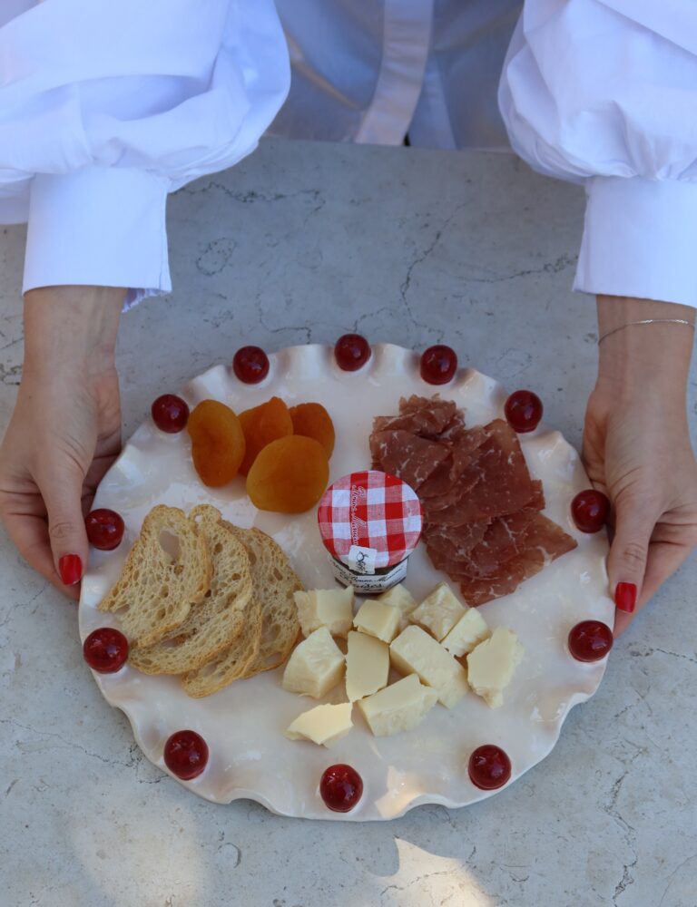 Travessa Ruffled | Cru & vermelho